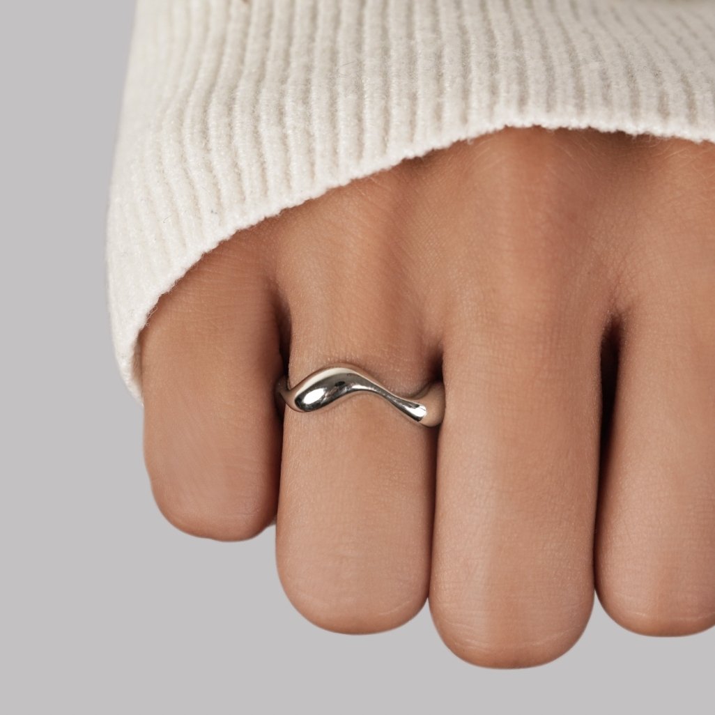 Silver Wave Minimalist Ring – Timeless