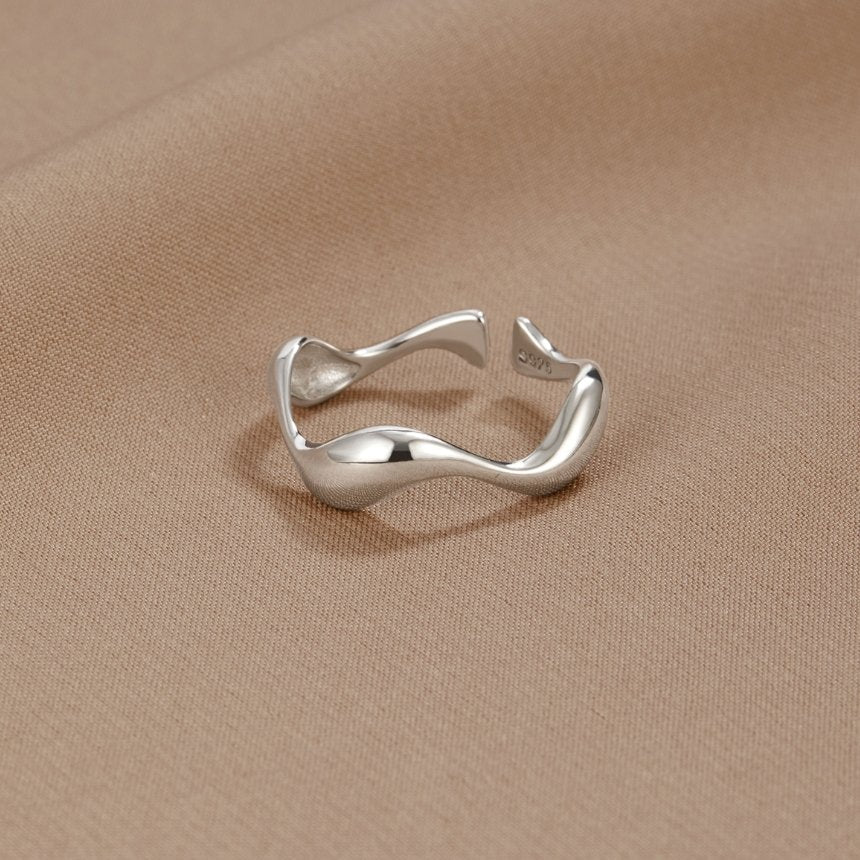 Silver Wave Minimalist Ring – Timeless