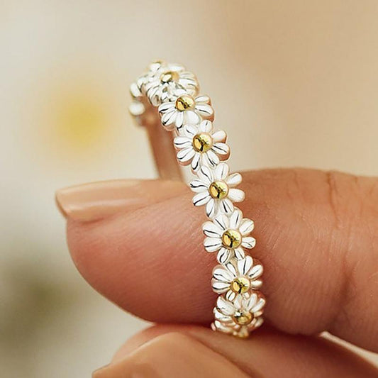 Silver Enamel Daisy Ring – Timeless Elegance