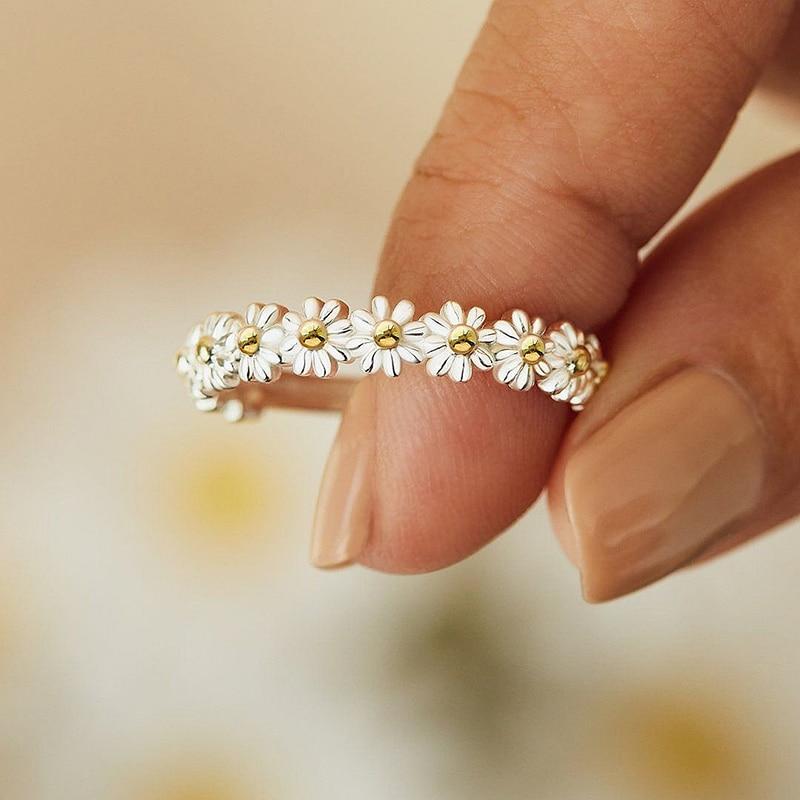 Silver Enamel Daisy Ring – Timeless Elegance