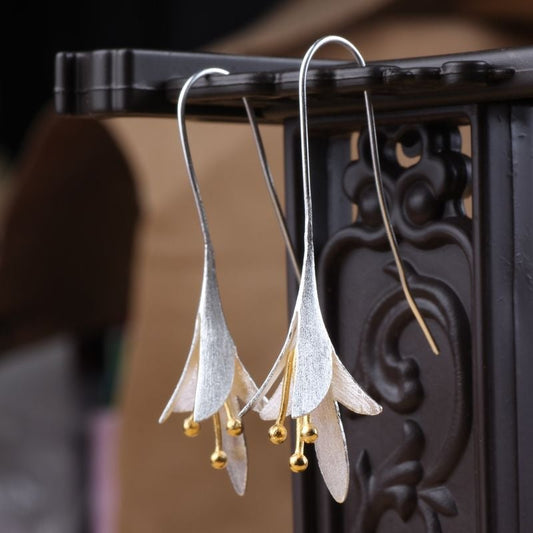 Silver Crystal Floral Earrings – Timeless Elegance