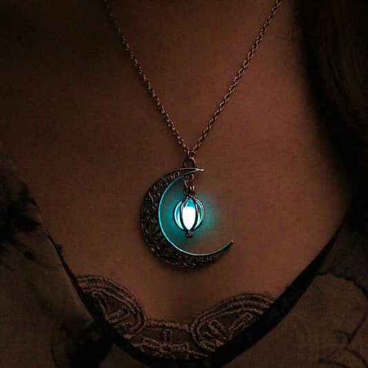 Moonstone Crystal Pendant – Vintage Elegance