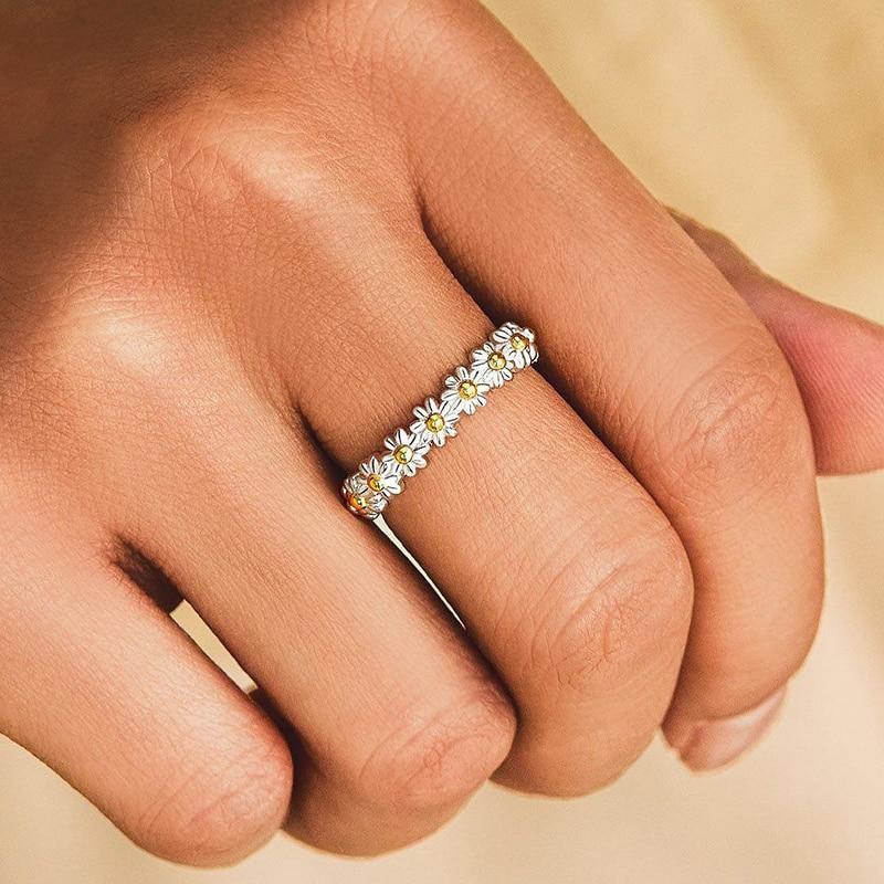 Silver Enamel Daisy Ring – Timeless Elegance