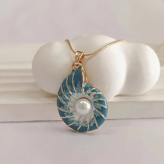 Pearl Blue Shell Necklace – Elegant Vintage