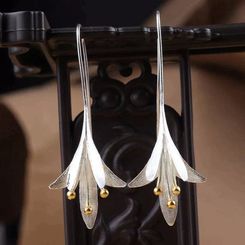 Silver Crystal Floral Earrings – Timeless Elegance