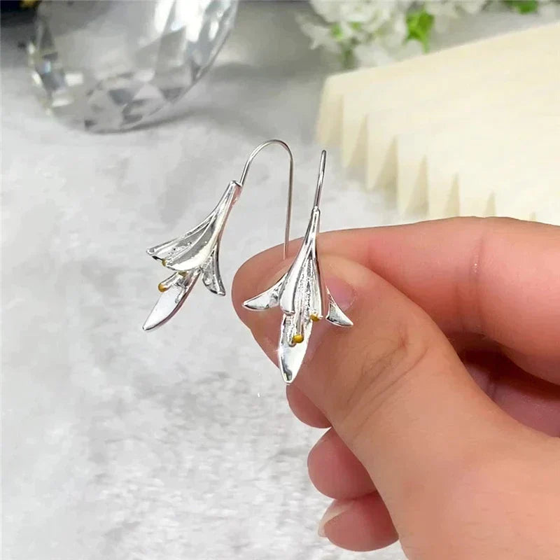 Silver Crystal Floral Earrings – Timeless Elegance