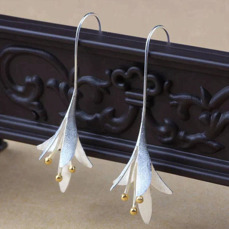 Silver Crystal Floral Earrings – Timeless Elegance