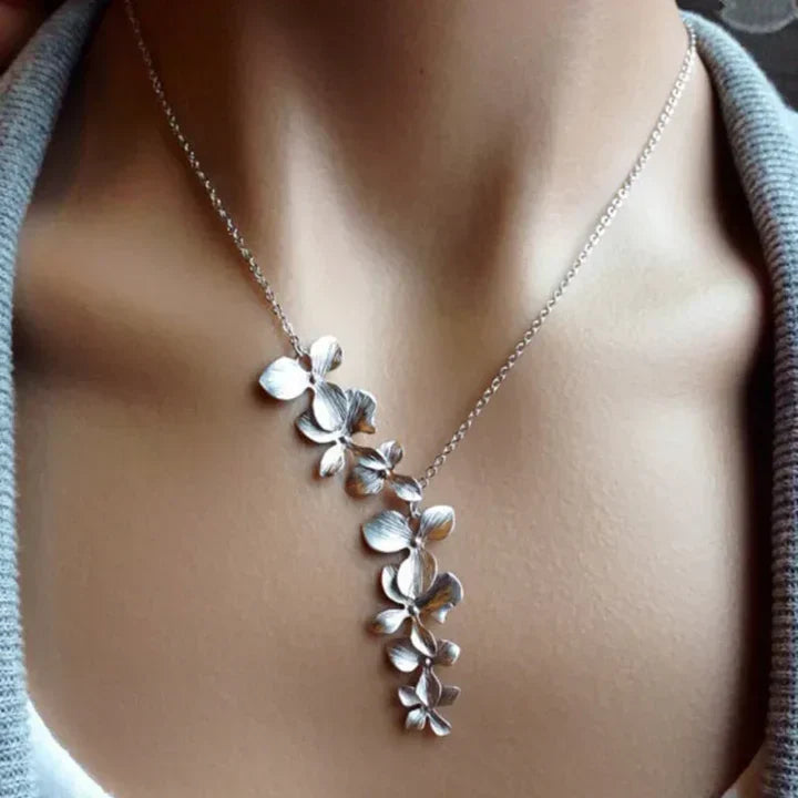 Silver Floral Necklace – Exquisite Elegance