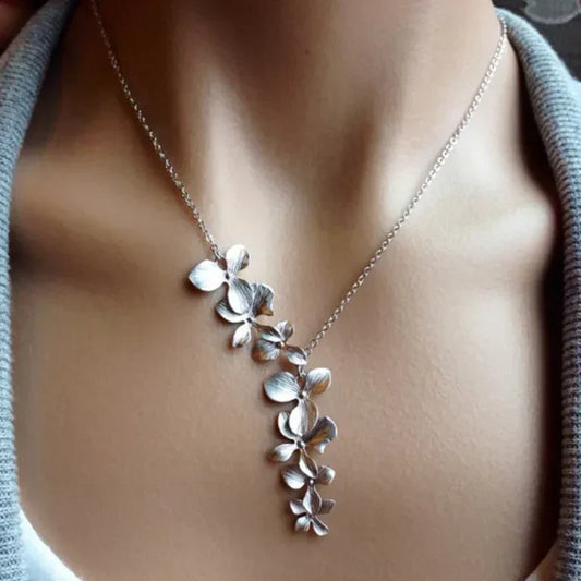 Silver Floral Necklace – Exquisite Elegance