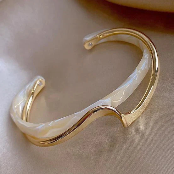 Gold Vintage Bracelet with White Opal – Timeless
