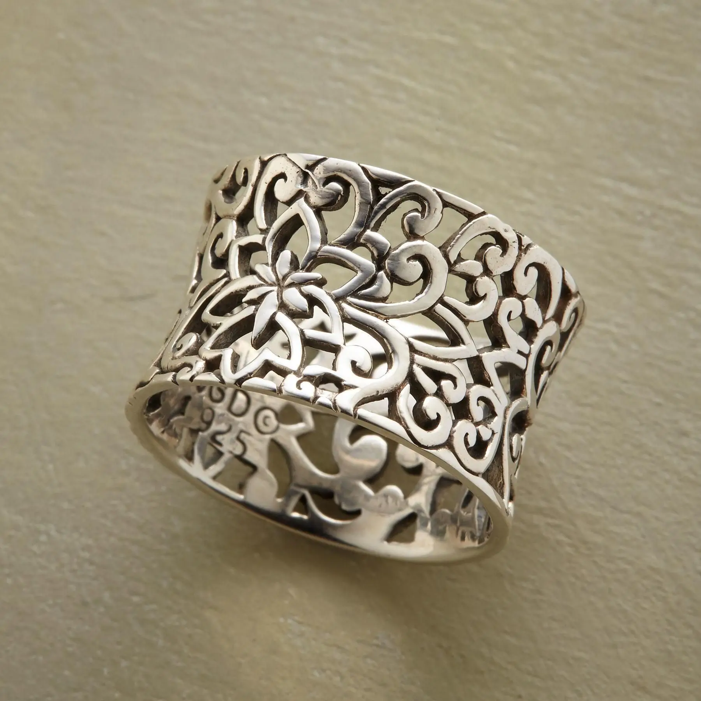 Silver Hollow Ring – Timeless Elegance