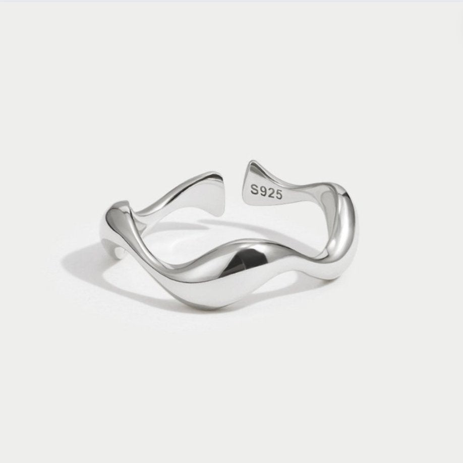 Silver Wave Minimalist Ring – Timeless